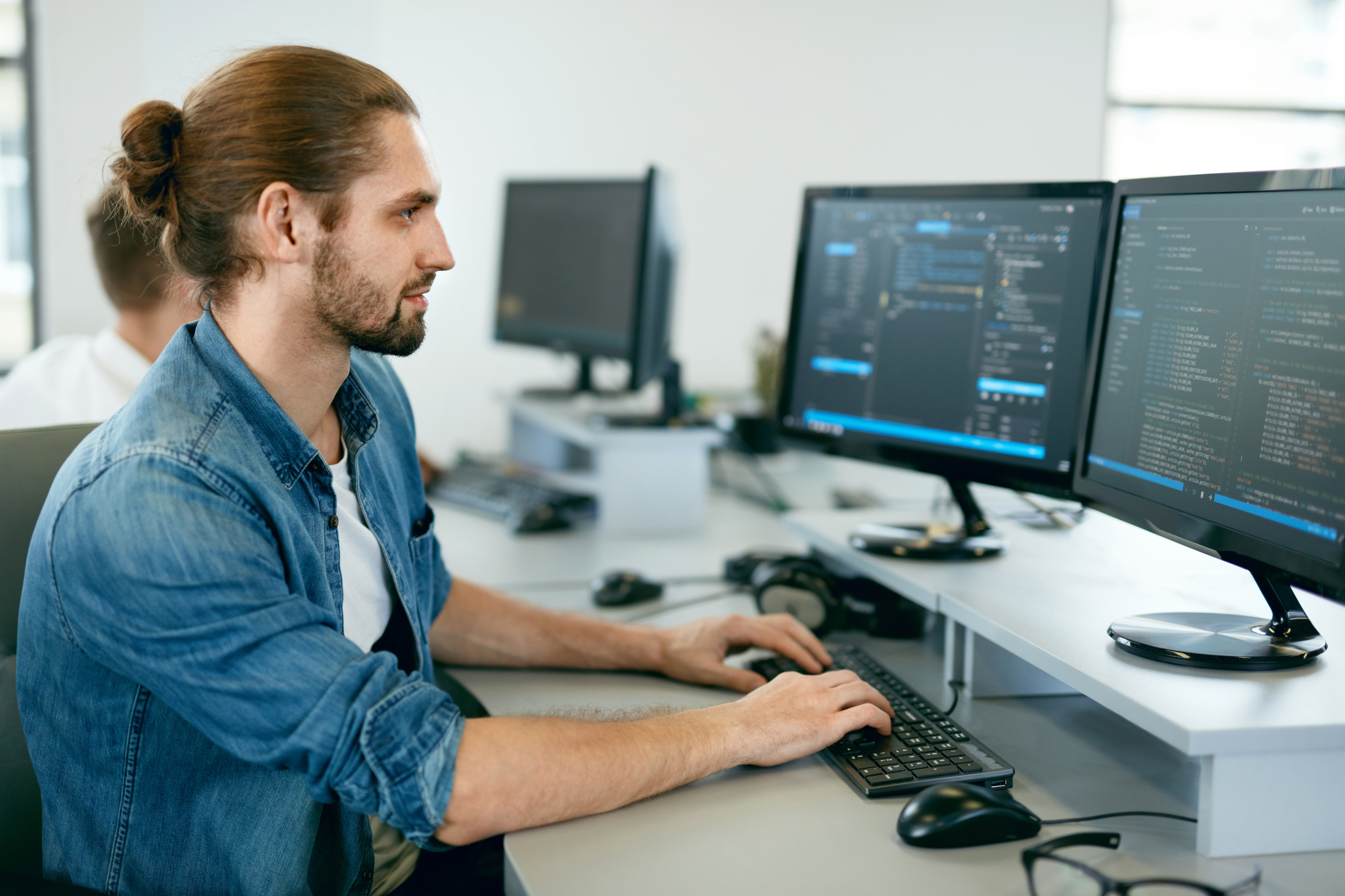 Программист-мужчина пишет код Python